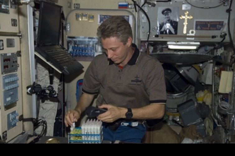 Thomas Reiter in the Zvezda module, Astrolab mission, 2006.