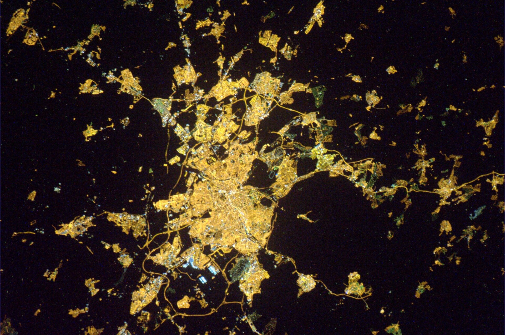 Vista nocturna de Madrid desde el espacio