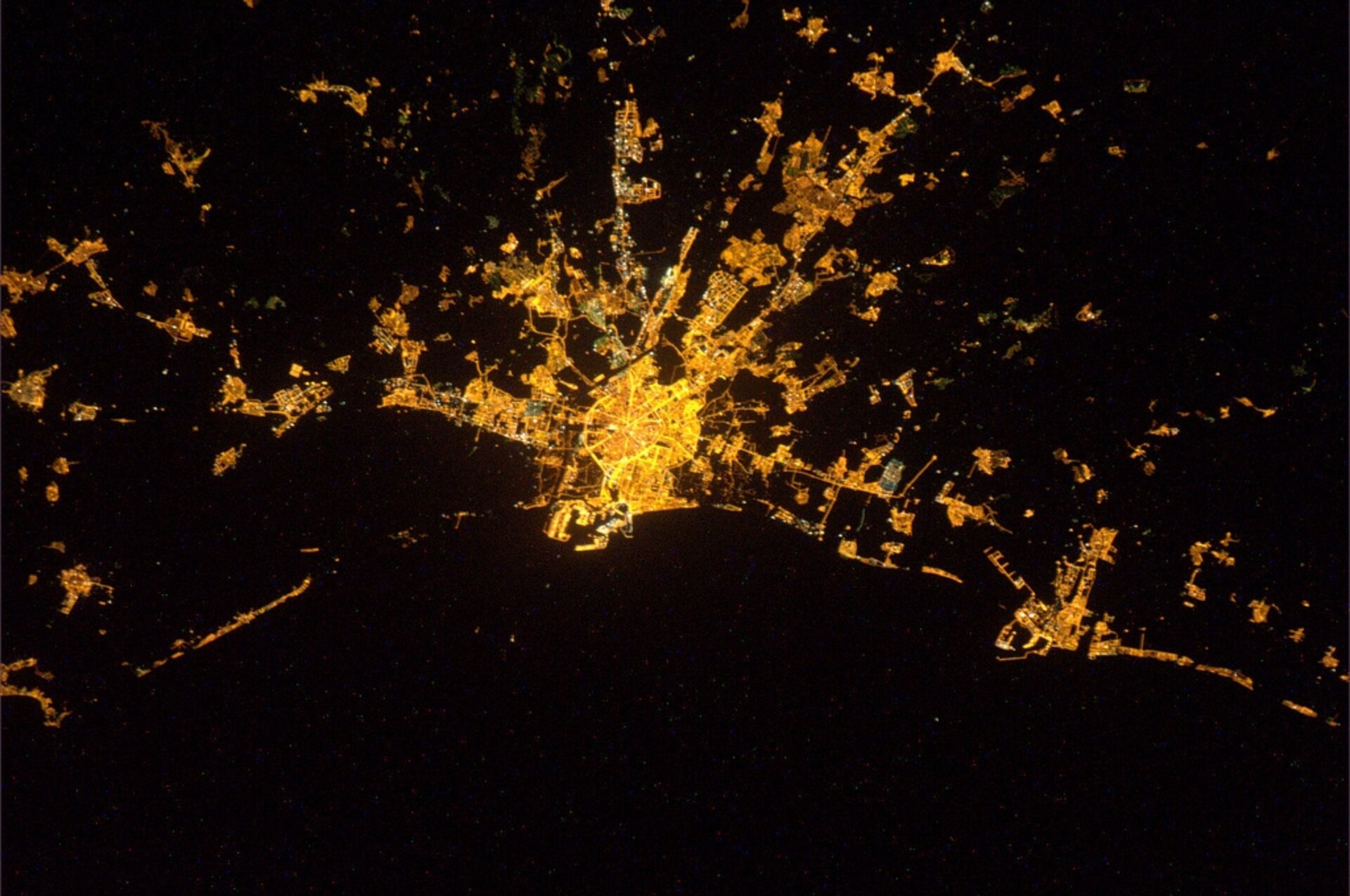 Vista nocturna de Valencia desde el espacio