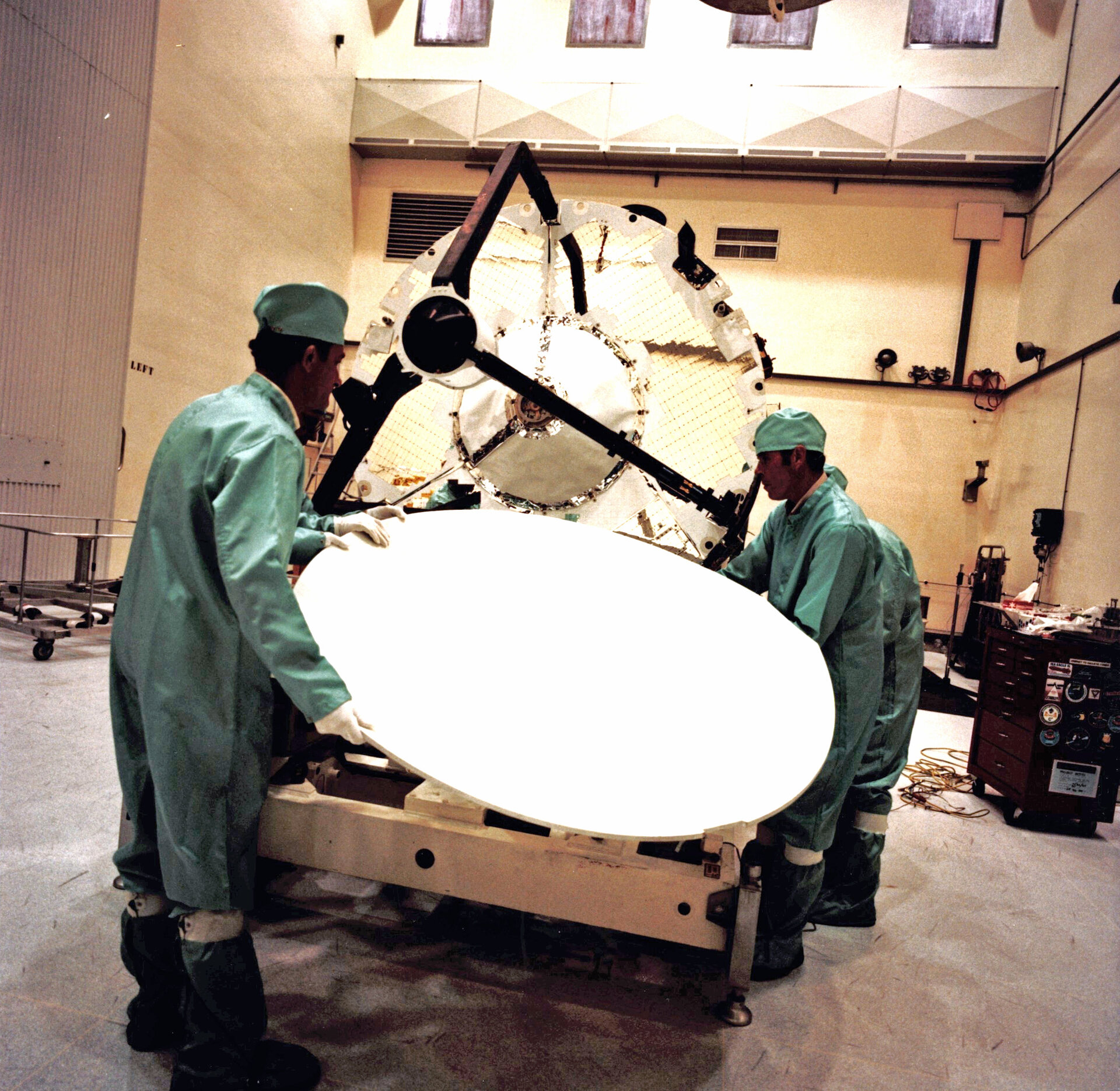 Fitting of Giotto's high-gain antenna