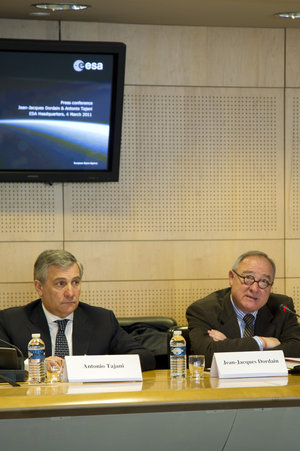 Jean-Jacques Dordain and Antonio Tajani during press briefing