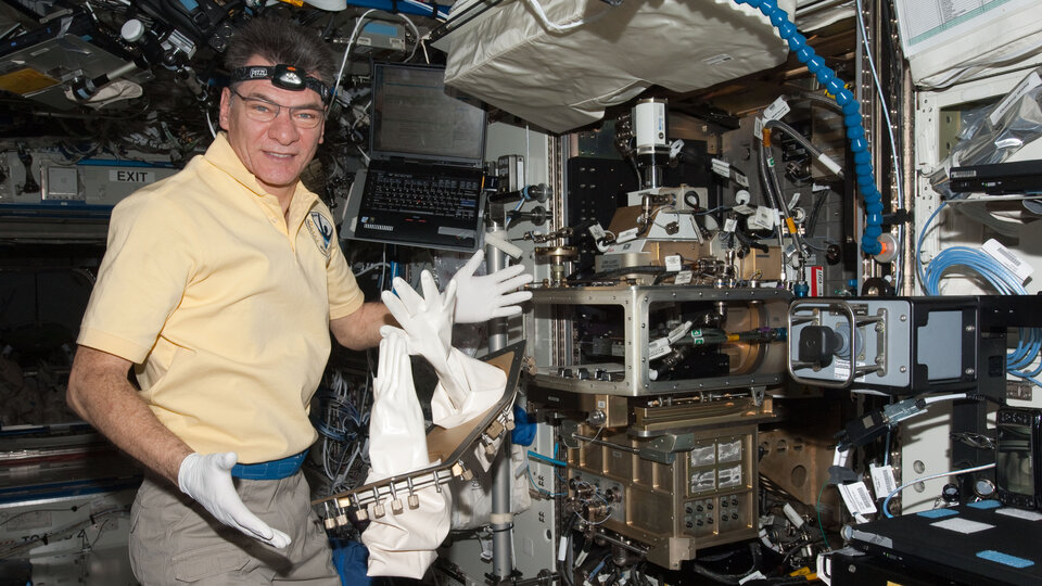 Paolo Nespoli durante un esperimento sulla ISS nel 2011