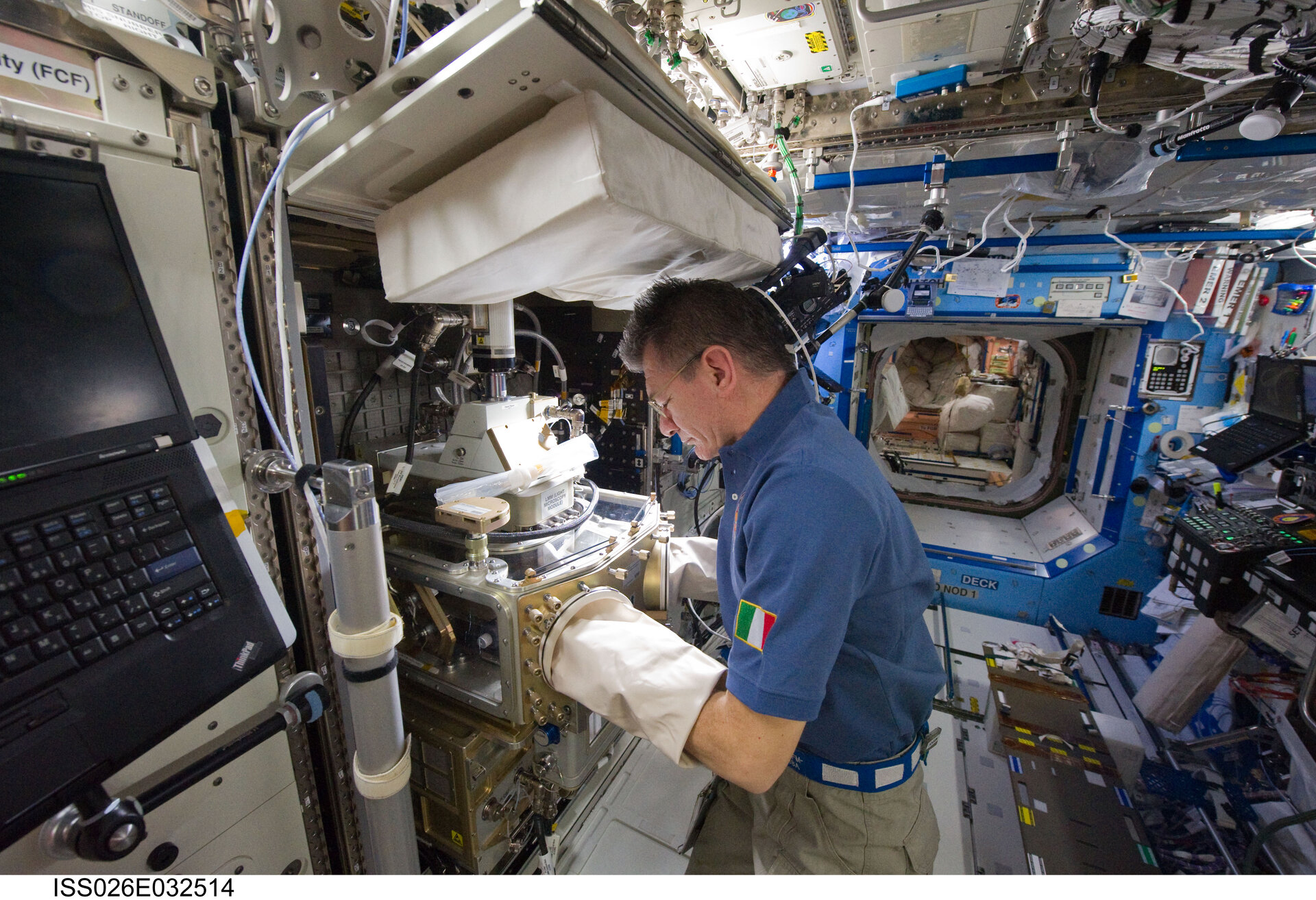 ESA-Astronaut Paolo Nespoli arbeitet am Light Microscopy Module im Destiny-Modul.