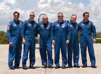 STS 134 tras su llegada a KSC