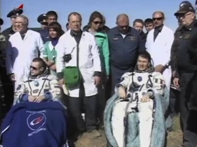 Dmitry Kondratyev e Paolo Nespoli con il team di terra