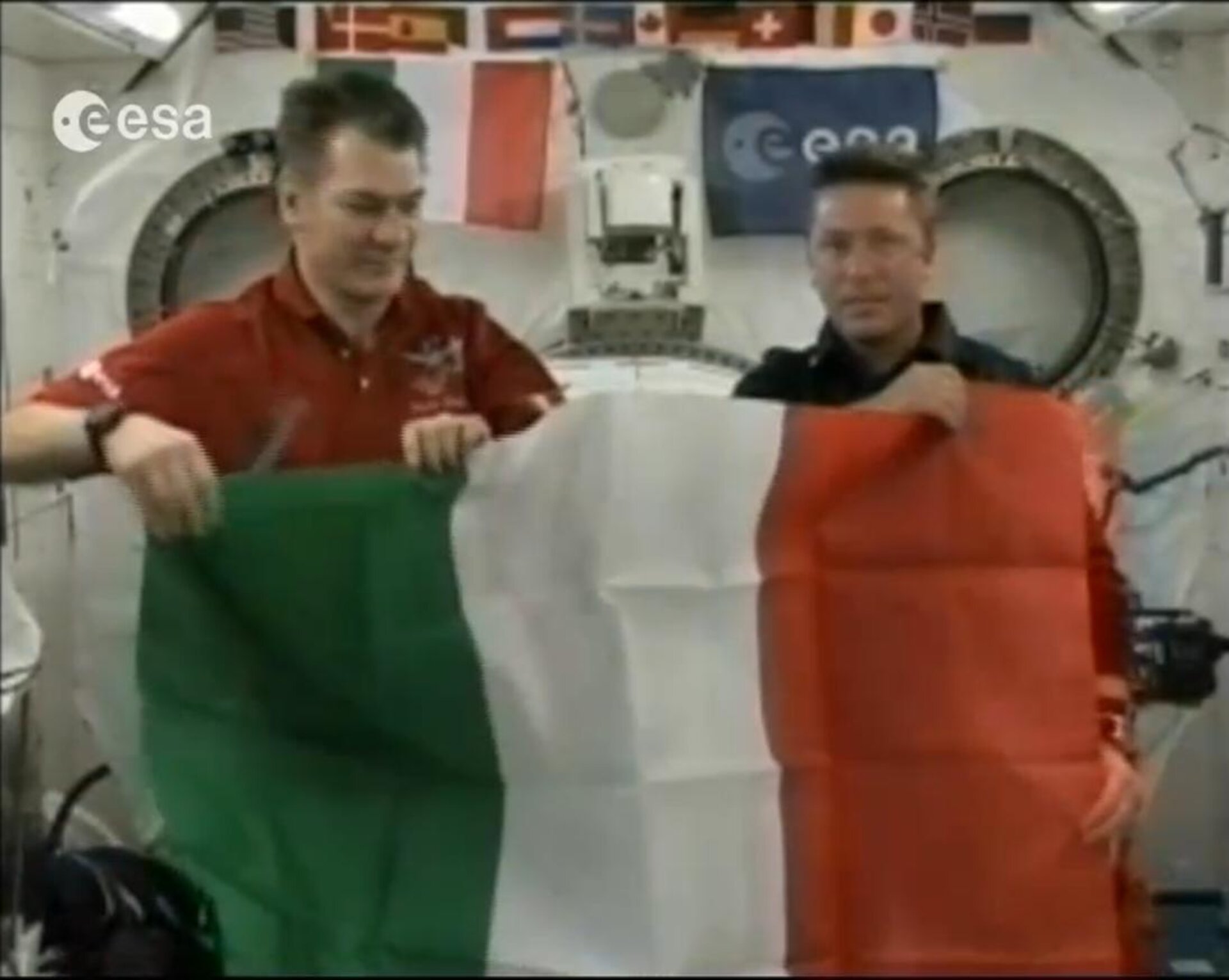 Paolo Nespoli e Roberto Vittori con la bandiera italiana consegnata dal Presidente