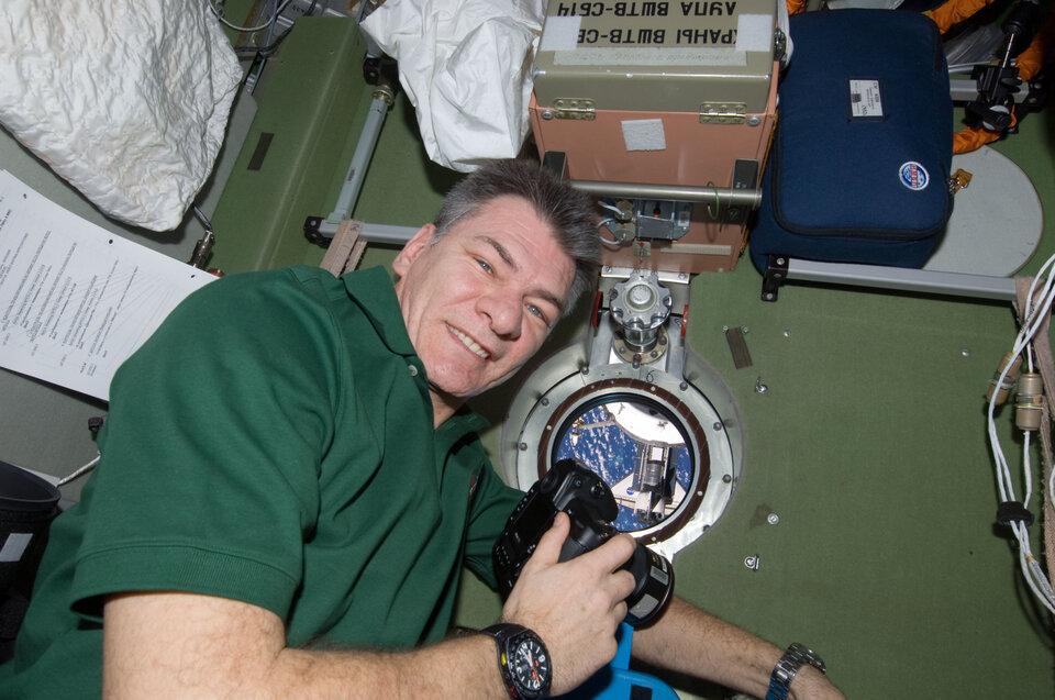 Paolo con una cámara de fotos a bordo de la ISS