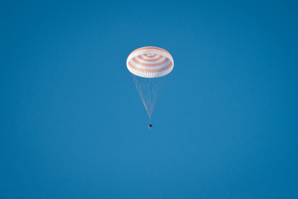 Sojuz se snáší na padáku.