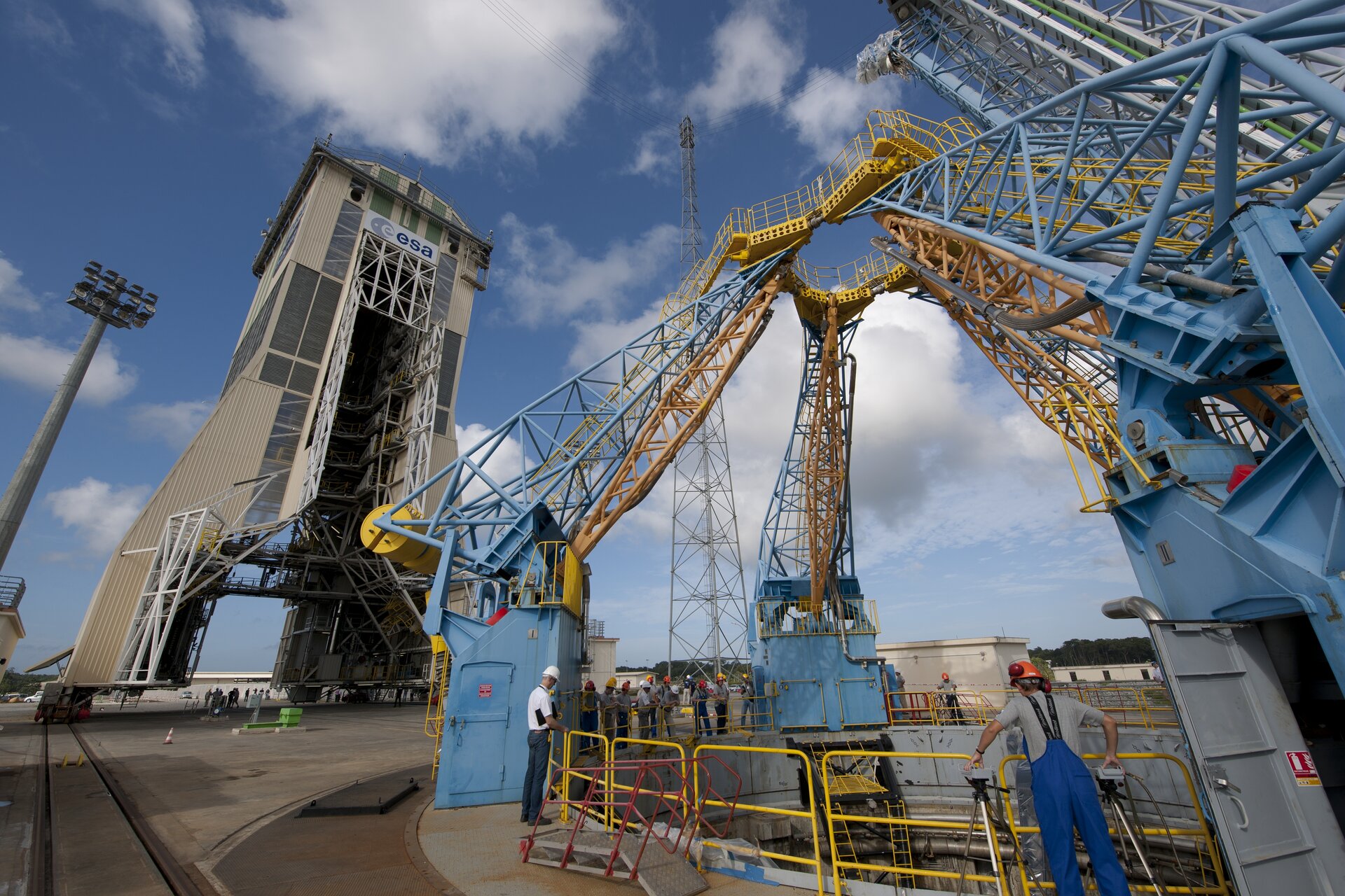 Soyuz launch pad and support arms