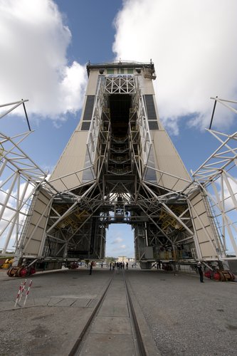 Soyuz mobile gantry rollout