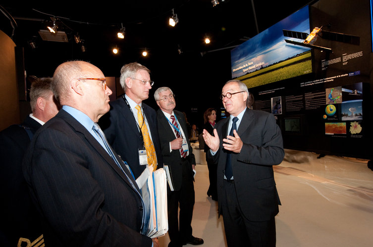 Carl Bildt and Jean-Jacques Dordain visit the ESA pavilion