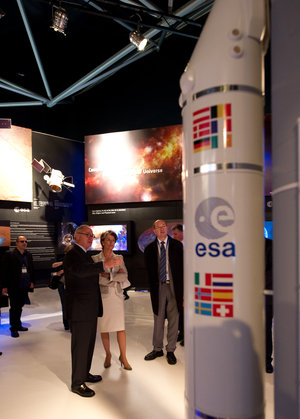 Claude-France Arnould and Jean-Jacques Dordain visit the ESA pavilion