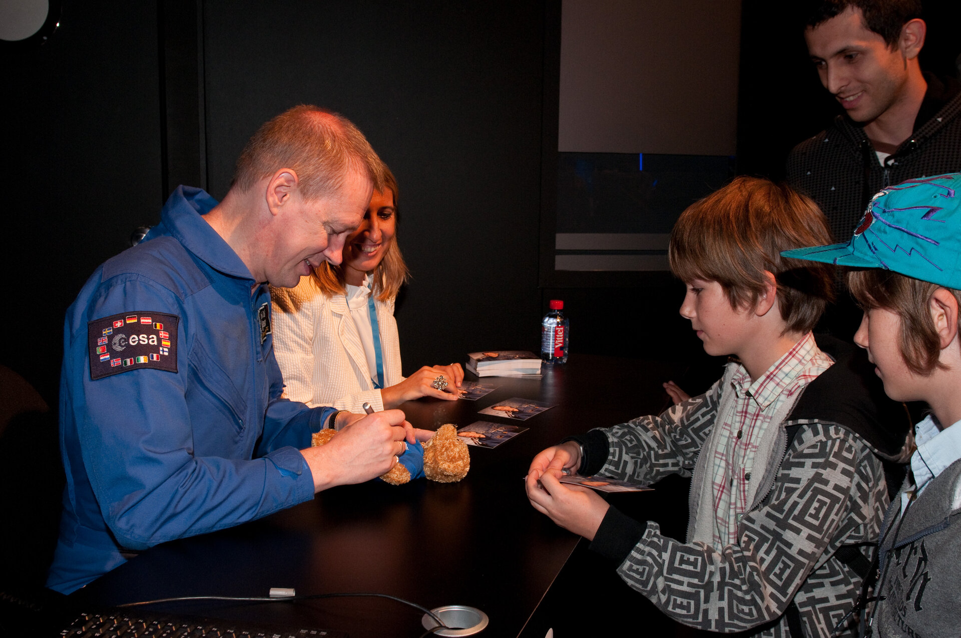 Frank De Winne meets public at the ESA pavilion