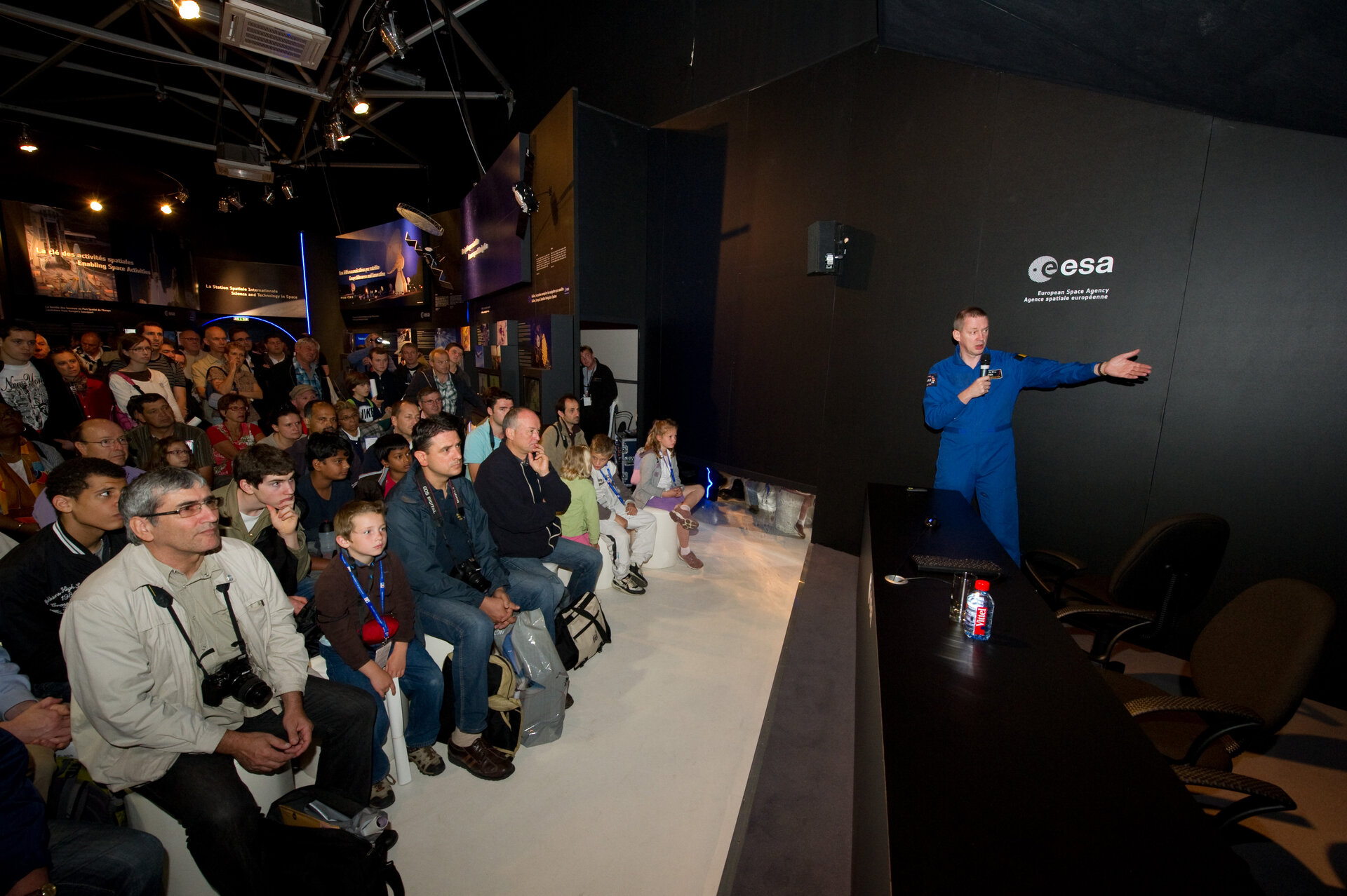 Frank De Winne presents his missions to the ISS at the ESA pavilion