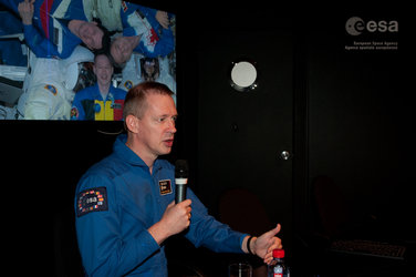 Frank De Winne presents his missions to the ISS at the ESA pavilion