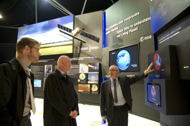 Gerd Gruppe and Jean-Jacques Dordain visit the ESA pavilion