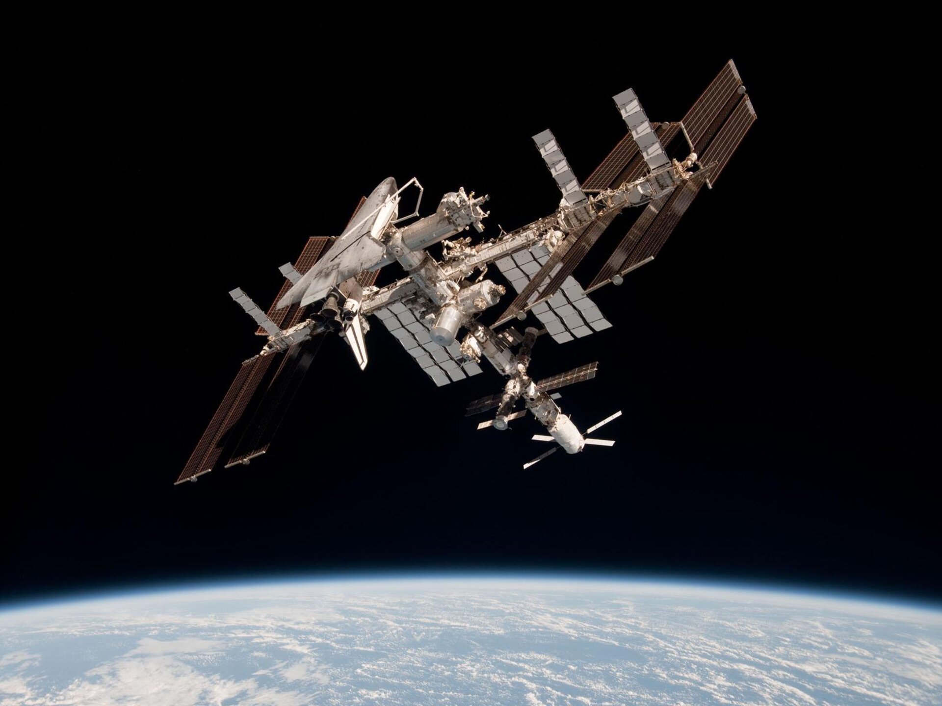 Mezinárodní kosmická stanice s nákladní družicí ATV-2 a raketoplánem <i>Endeavour</i>
