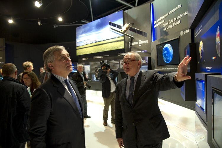 Jean-Jacques Dordain and Antonio Tajani visit the ESA pavilion