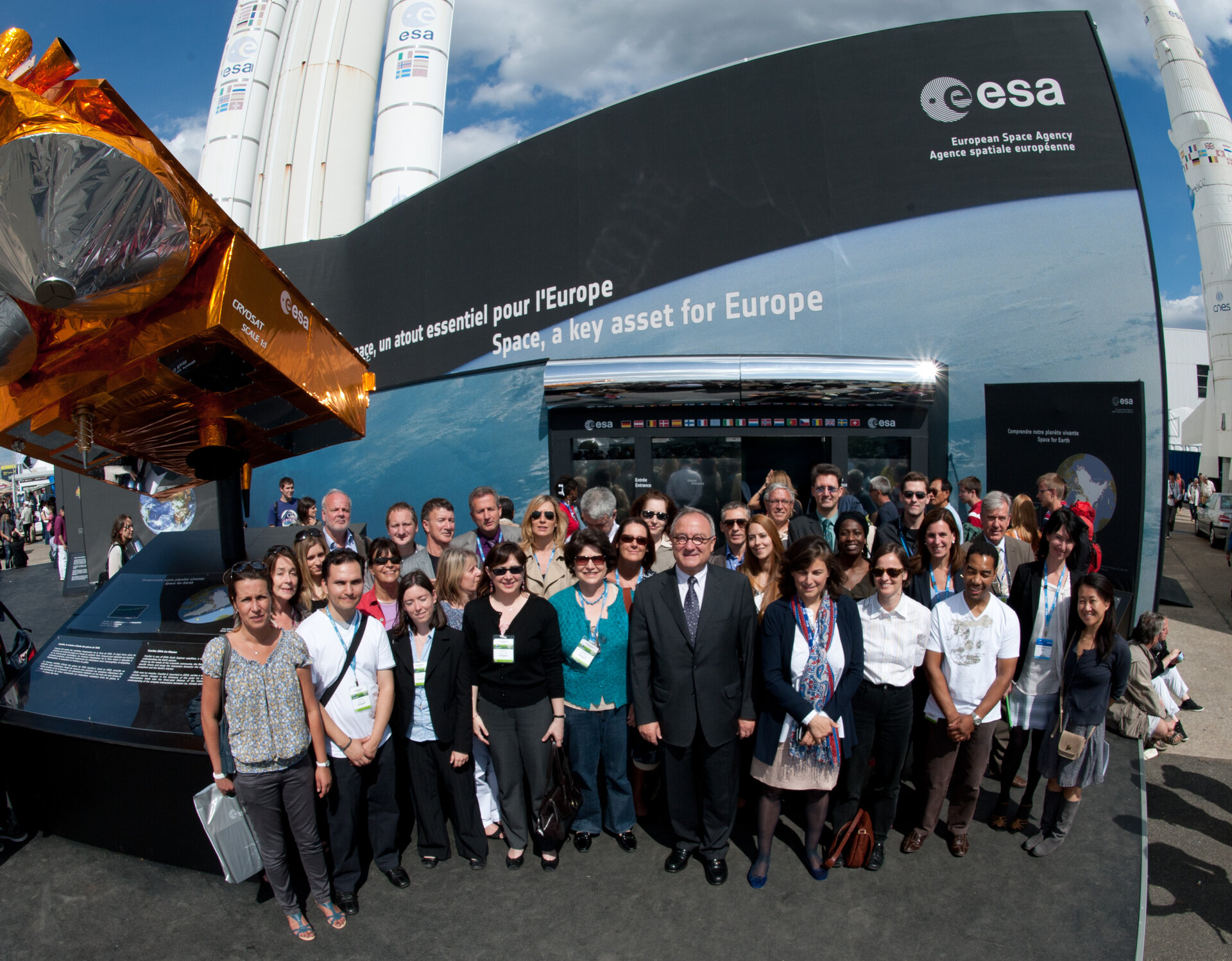 Jean-Jacques Dordain and ESA staffs in front of the ESA pavilion