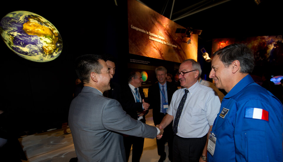Jean-Jacques Dordain welcomes "Taikonaut" Zhai Zhigang to the ESA pavilion