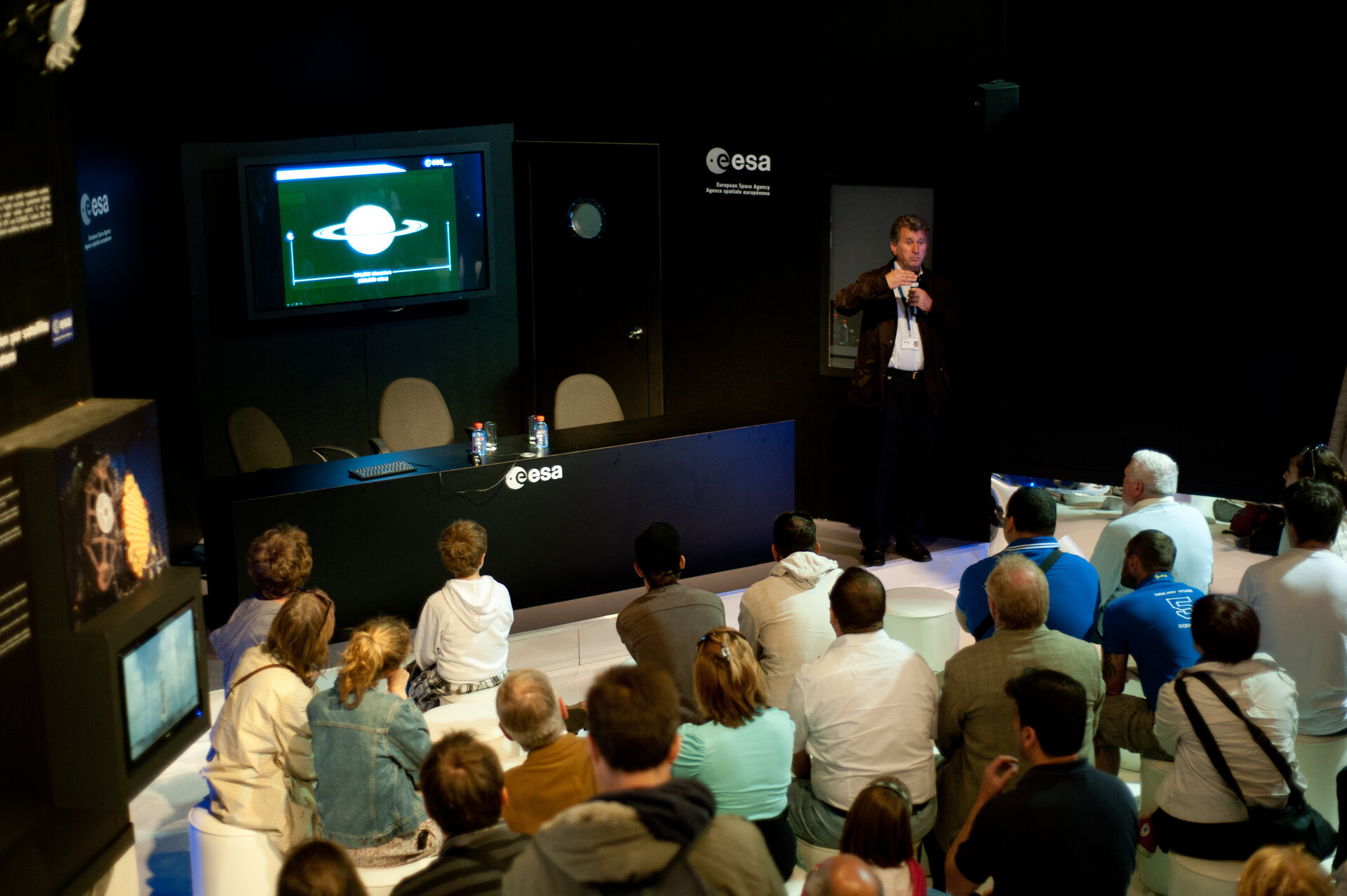 Jean-Pierre Lebreton presents the Cassini-Huygens mission to the public