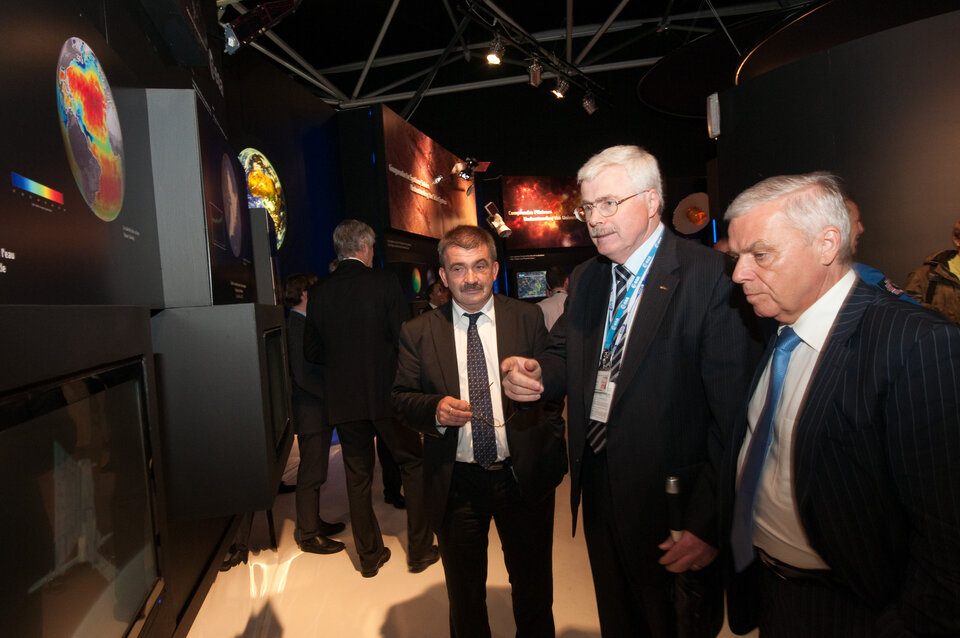 Karel Dobes and Karlheinz Kreuzberg visit the ESA pavilion