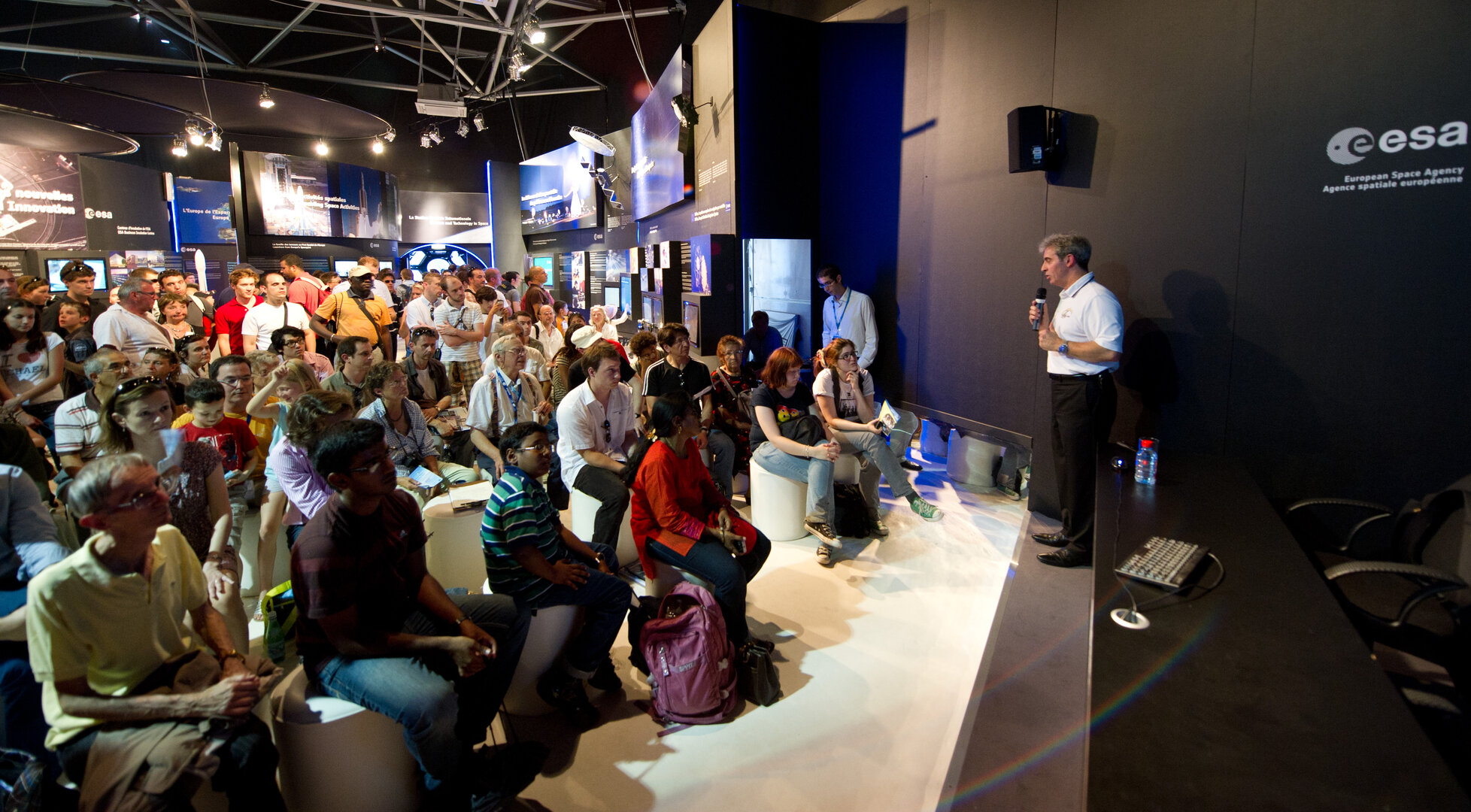 Léopold Eyharts meets the public at the ESA pavilion