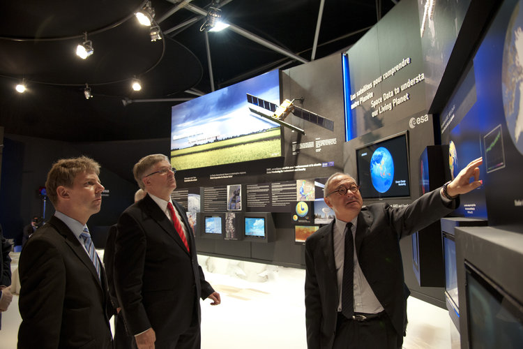 Peter Hintze and Jean-Jacques Dordain visit the ESA pavilion