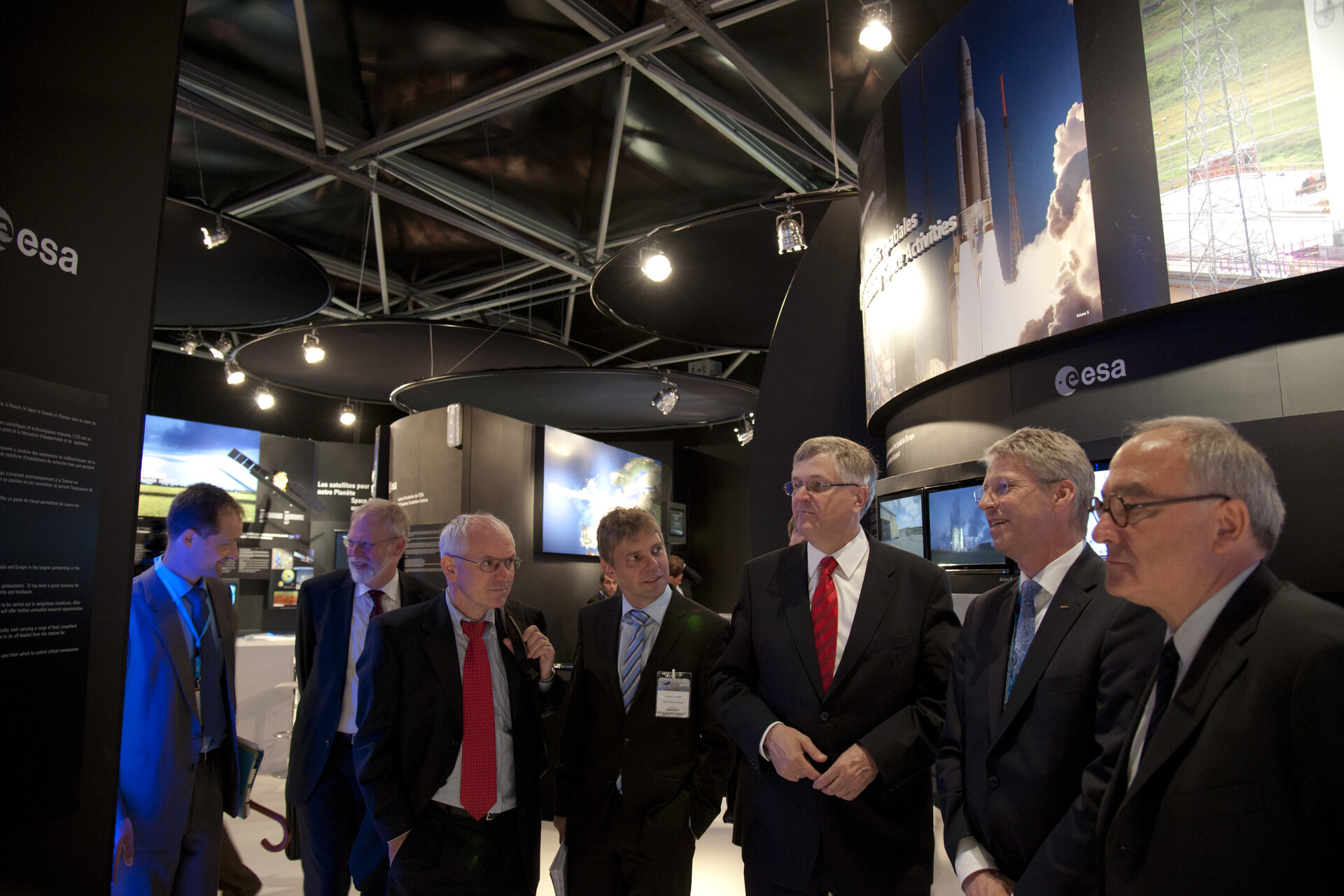 Peter Hintze and Jean-Jacques Dordain visit the ESA pavilion