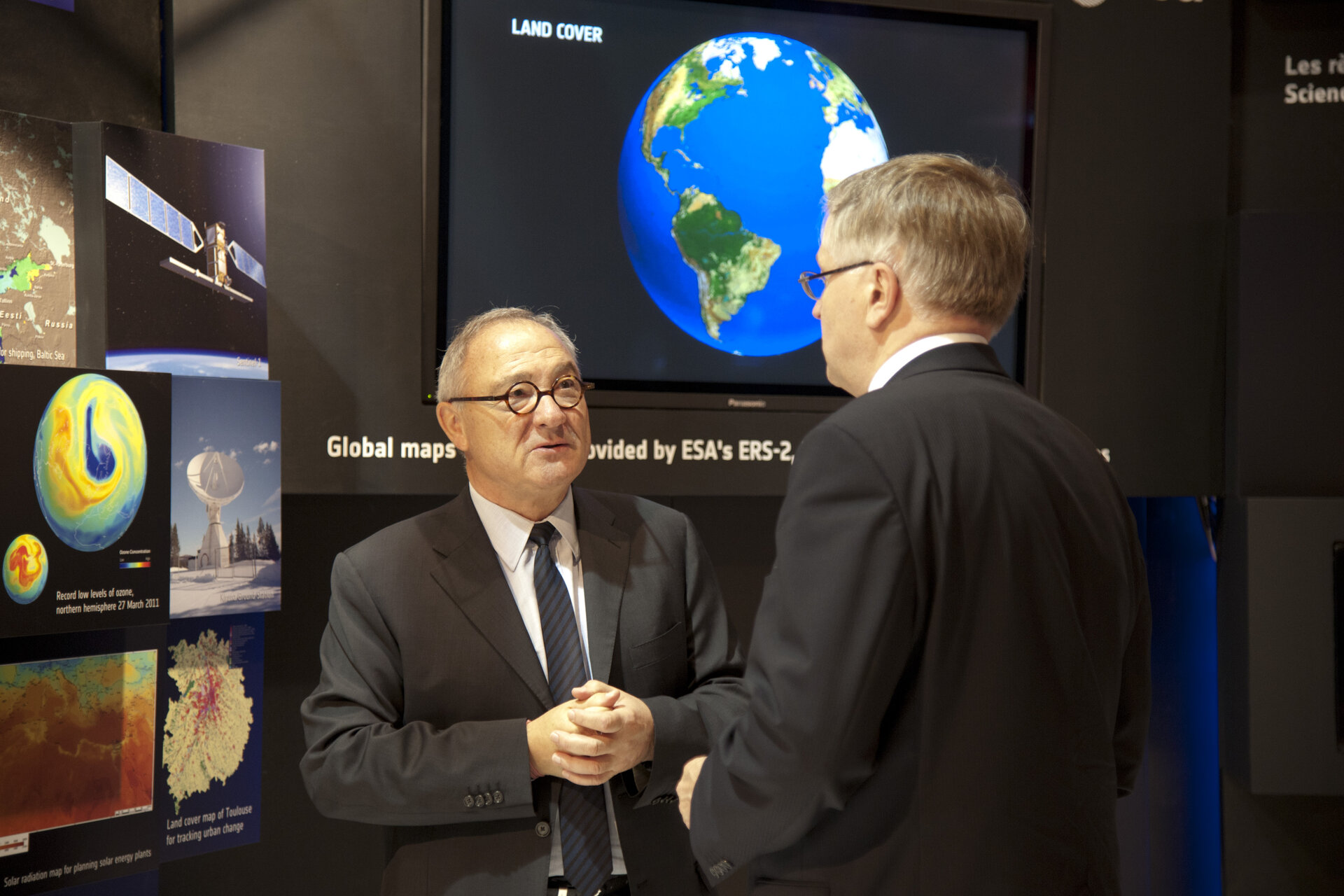 Peter Hintze and Jean-Jacques Dordain visit the ESA pavilion