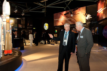 Sean O'Keefe and Karlheinz Kreuzberg visit the ESA pavilion