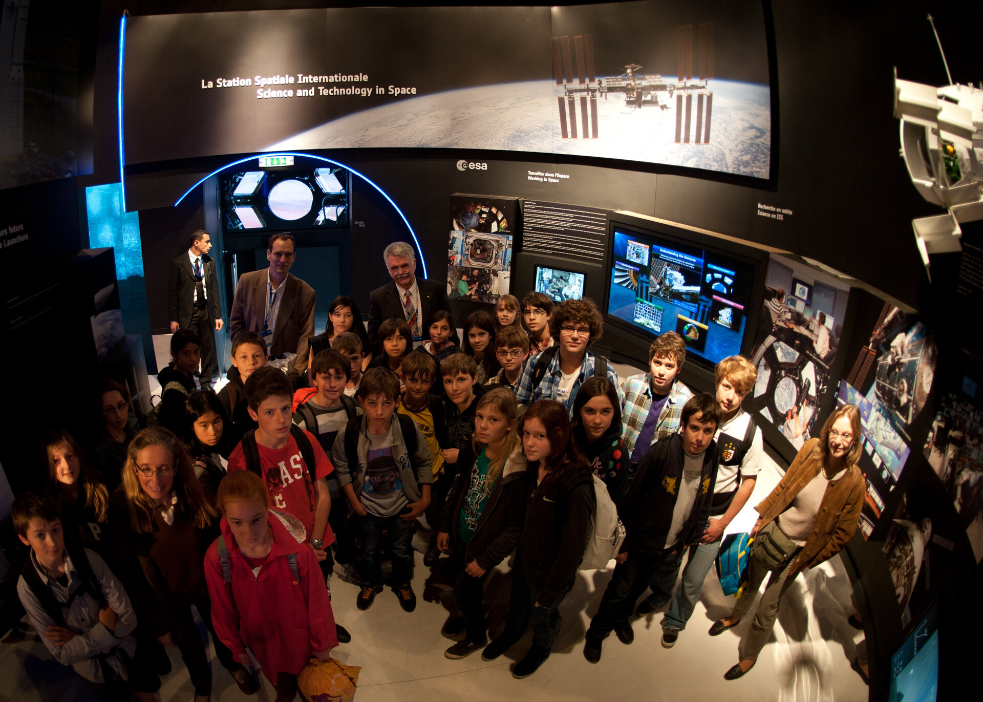 Students and Franco Bonacina visit the ESA pavilion