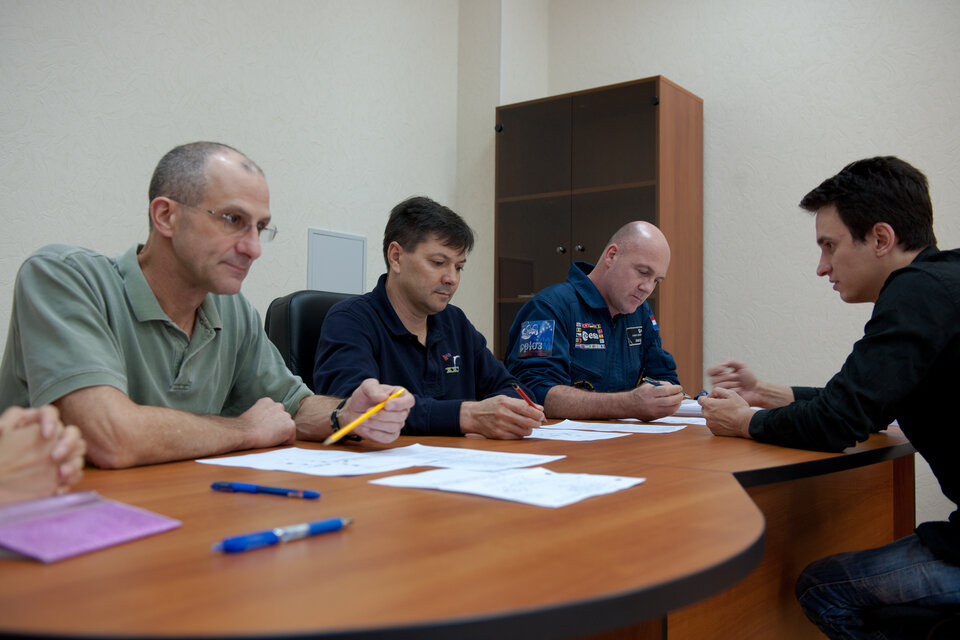 It's not only fancy spacecraft simulators: André Kuipers (right) with Don Pettit (left) and Oleg Kononenko in a classroom at the GCTC. Yes, they have exams, too!