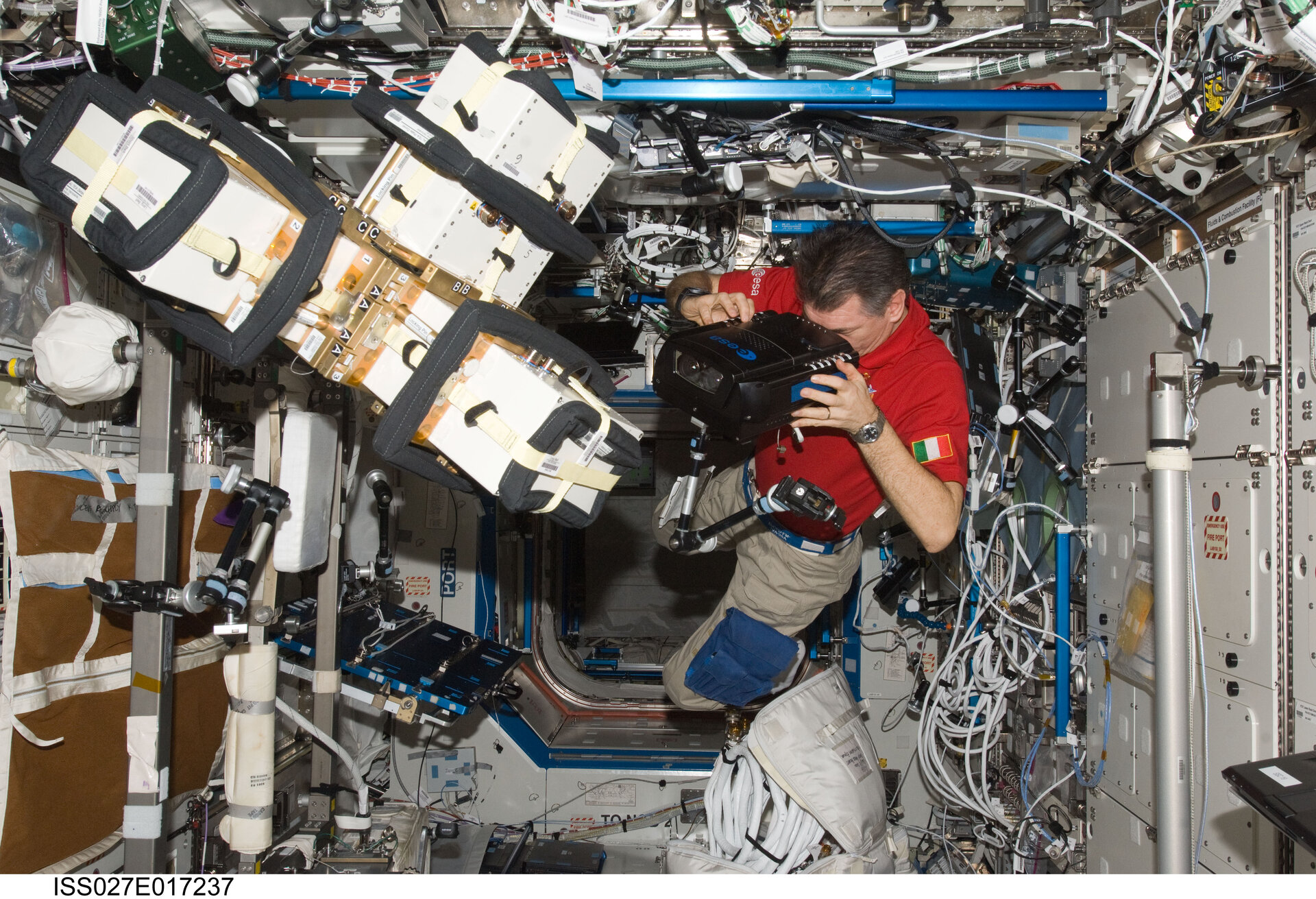 Astronaut Nespoli verwendet die <nobr>ERB-2</nobr> 3D-Kamera
