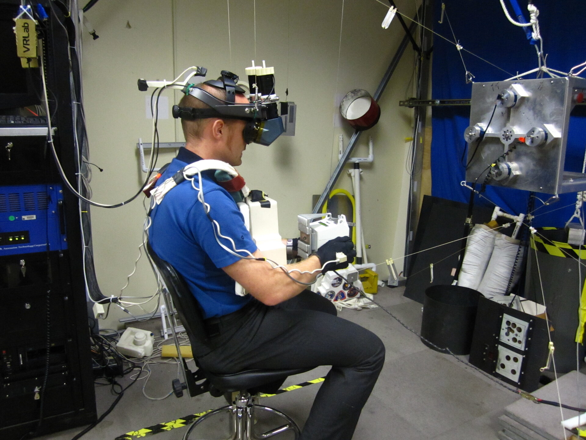 Alexander Gerst training at 3D virtual reality lab