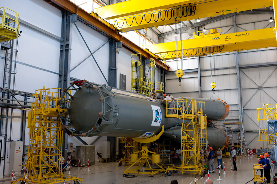 Montáž třístupňové rakety Sojuz.