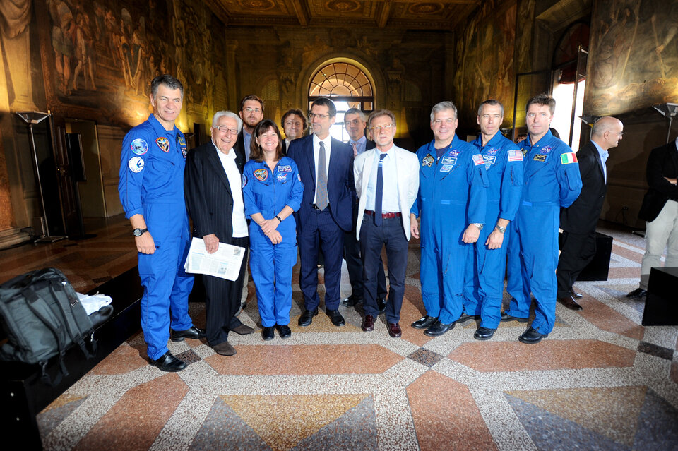 Gli astronauti in un momento della visita a Bologna