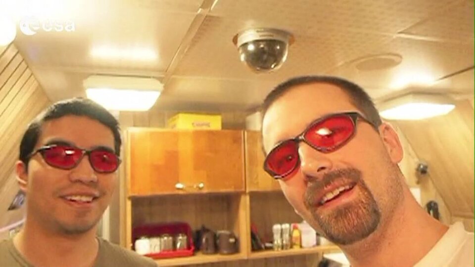 Diego y Romain con gafas rojas