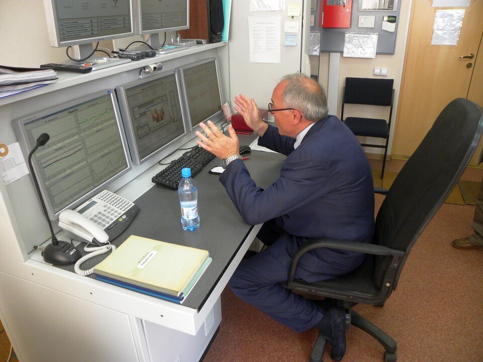 ESA Director General talking with Mars500