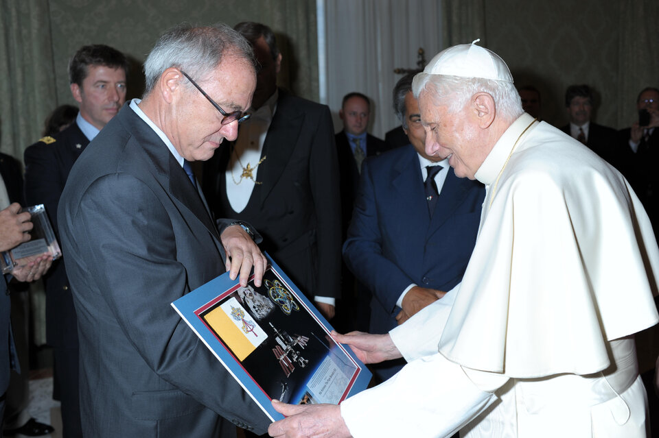 Pope Benedict XVI with ESA's Director General