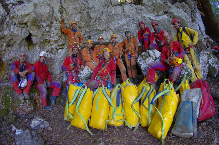 CAVES 2011 team and trainers