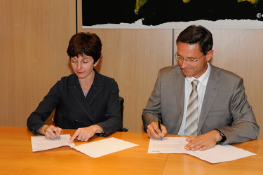 EDRS contract signature