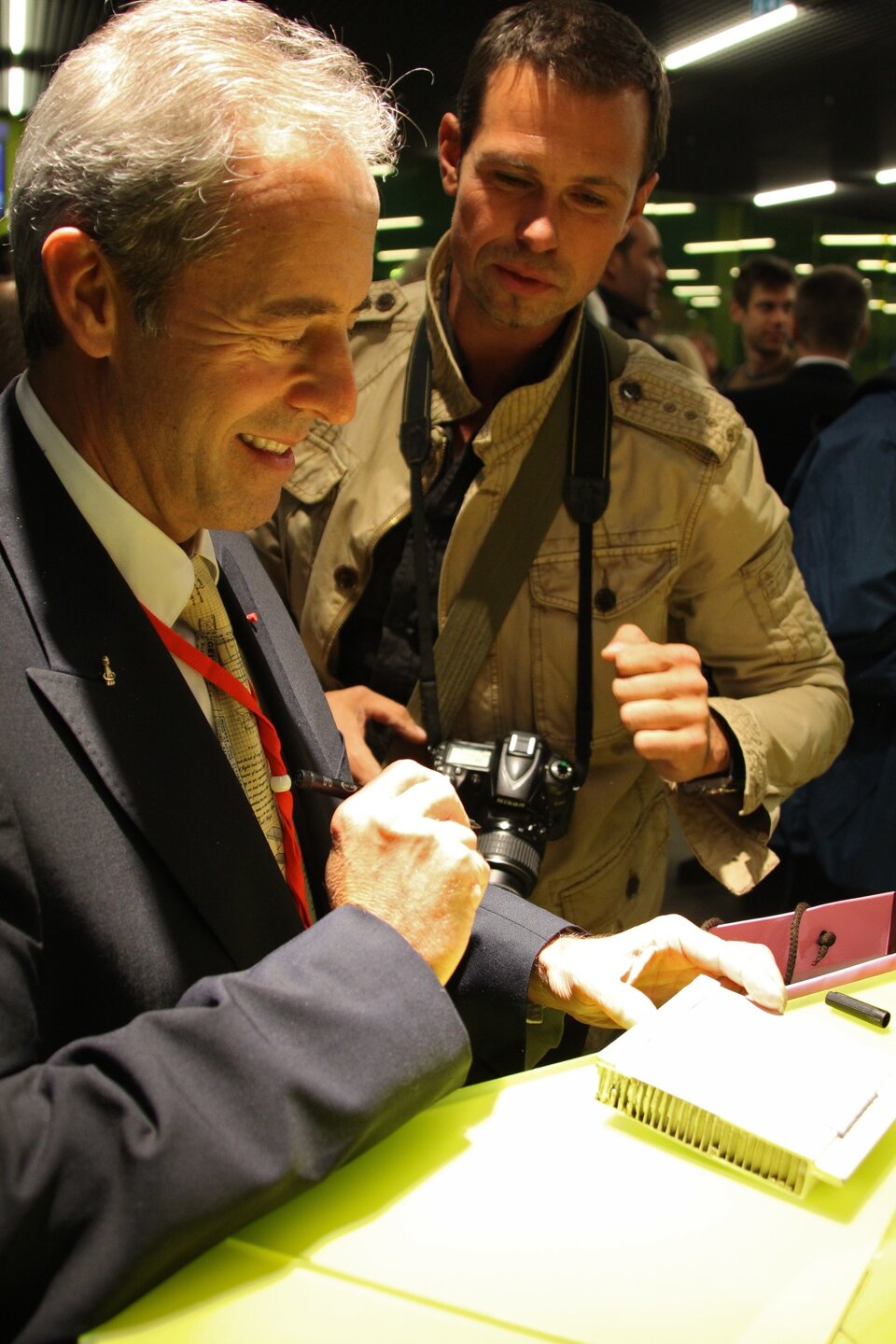 Jean-François Clervoy donne des autographes