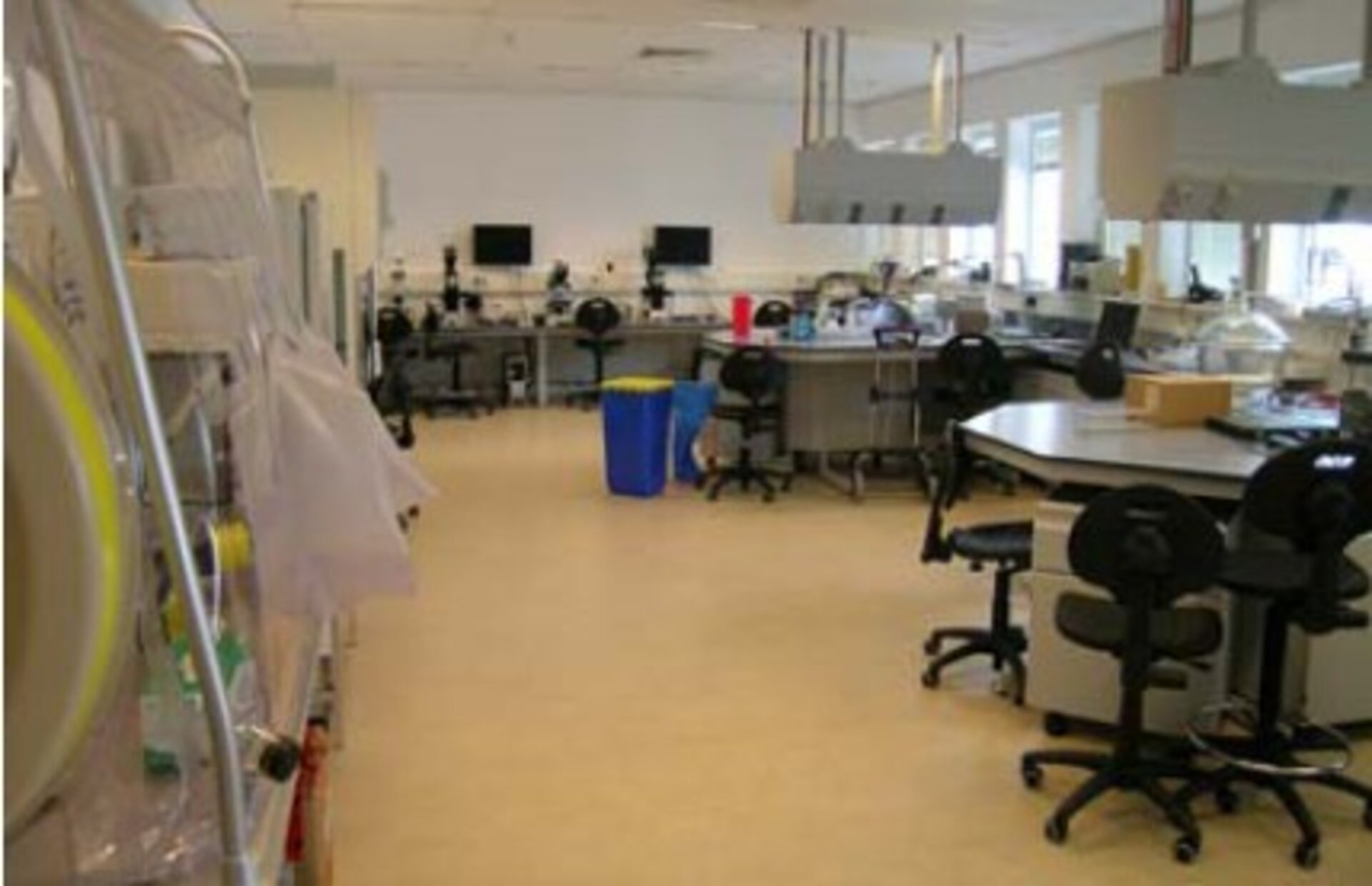 One of the Life Support (LIS) laboratory rooms