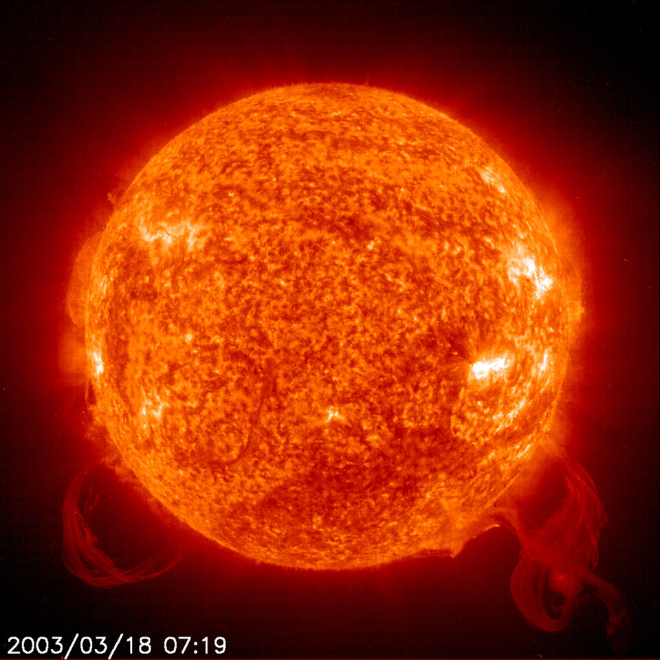 Snímek sluneční erupce pořízený 18. března 2003 sondou SOHO.