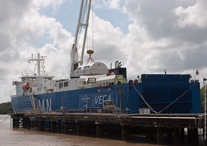 Vega-Elemente werden am Hafen in Kourou entladen