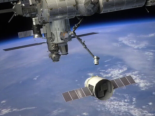 El Dragon listo para ser capturado por el brazo robótico de la ISS