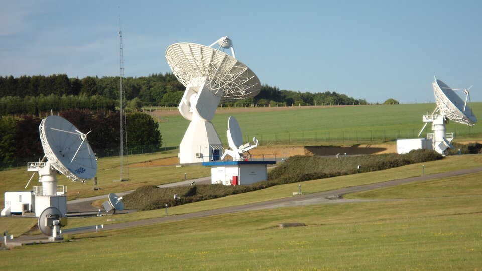 L’antenne bande L Galileo (à droite) est une parabole de 20 m