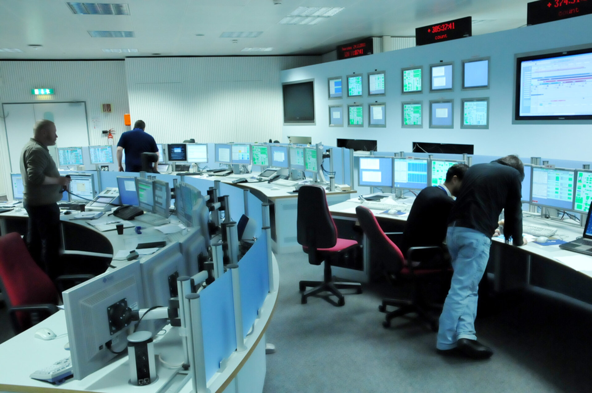 Kontrollraum der Bodenstationen im Europäischen Satellitenkontrollzentrum (ESOC).