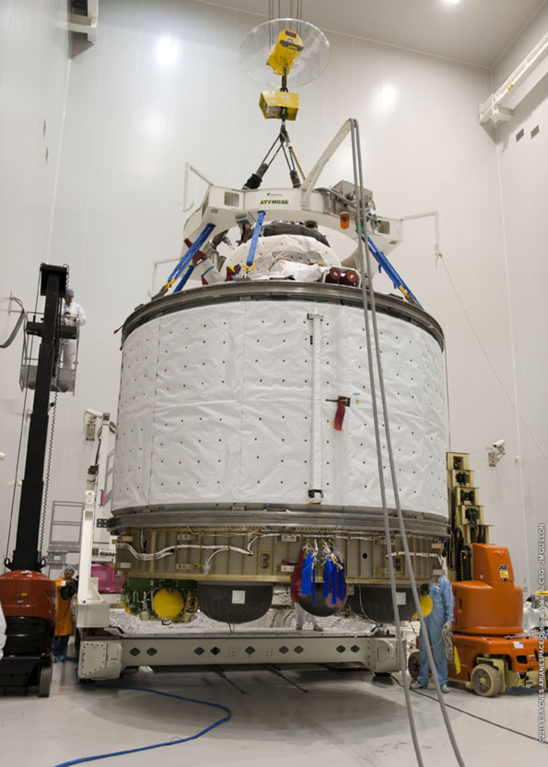 ATV-3 Eduardo Amalfi hoisted ready for launch